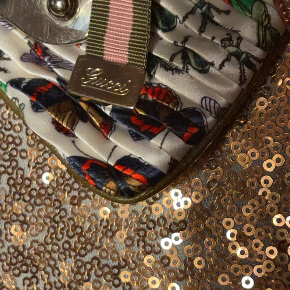 GUCCI RARE small silk “fauna” clutch with gold chain and bug charm. - Picture 5 of 10